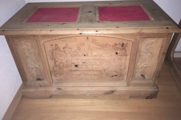 Kleine Bauerntruhe geschnitzt