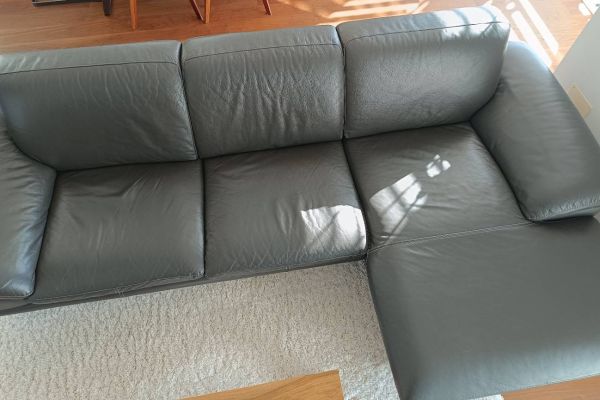Moderne Echtleder-Couch – 2-Sitzer mit Chaiselongue, dunkelgrau
