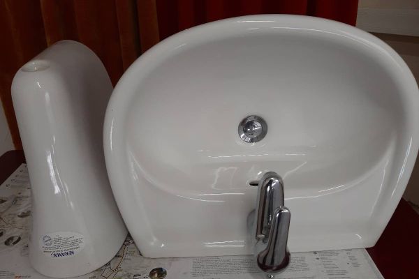 1 Waschbecken/Unterbau mit Hansa Armatur