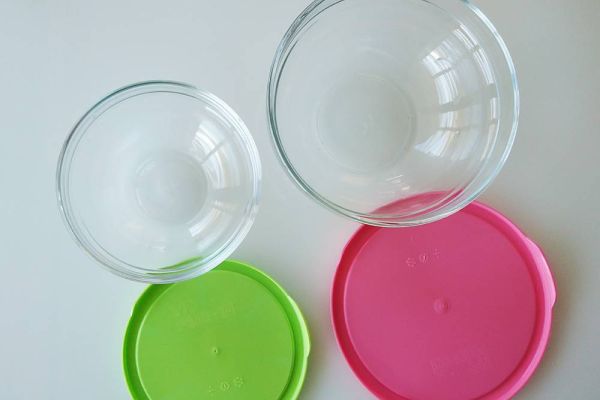Zwei neue Glas Schüssel / Schale mit Deckel