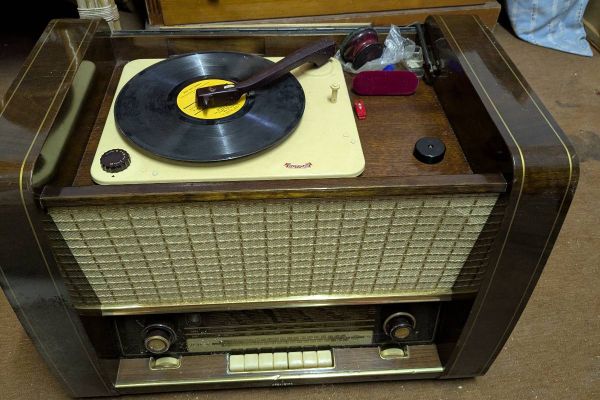 Radio mit eingebautem Plattenspieler