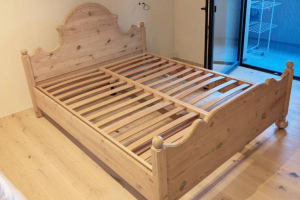 Holzbett mit 2 Kommoden und Matratze