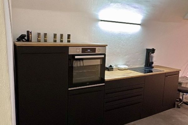 Schwarze Einbauküche mit Geräten