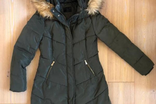 Lange Daunenjacke mit Kapuze