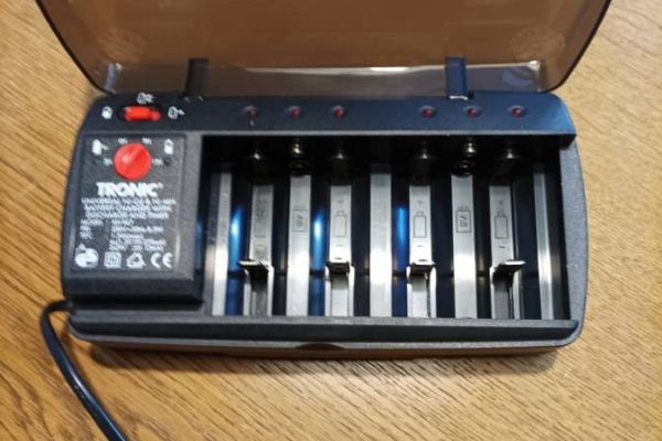 AKKU Ladegerät mit TIMER