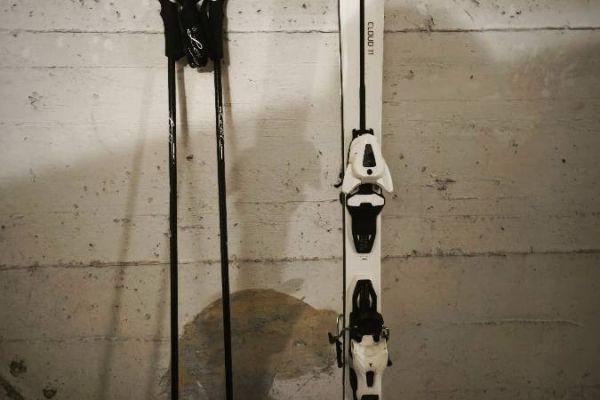 Schi, Schischuhe, Stöcke, Helm