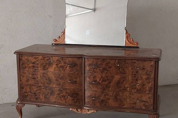 Antikes Möbel mit Spiegel