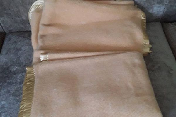 Zwei große Wolldecken