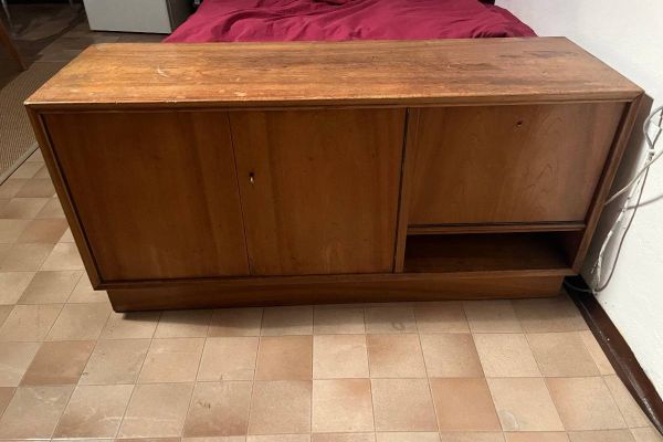 Holzkastl mit Türen