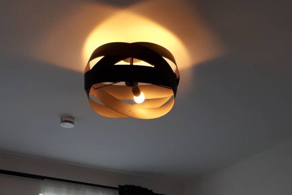 Verkaufe moderne, schwarze Lampe inkl. Leuchtmittel