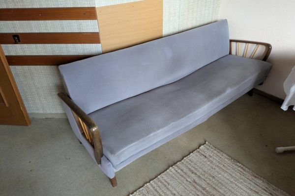 Vintage Schlafsofa, 60er-Jahre-Stil mit Holzarmlehnen