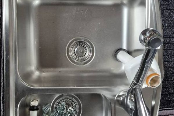 Spülbecken mit Armatur