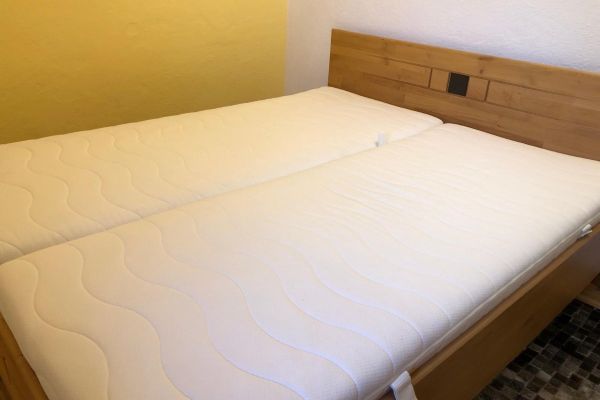 Bett 160x200 inkl. Lattenrost und Matratzen