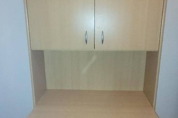 Verkaufe Schreibtisch mit Regal/ Vendo scrivania con scaffale