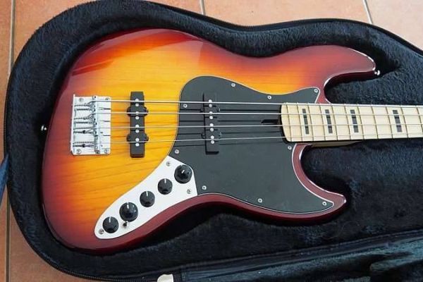 MM Sire V7 Vintage Swamp Ash Sunburst Bass