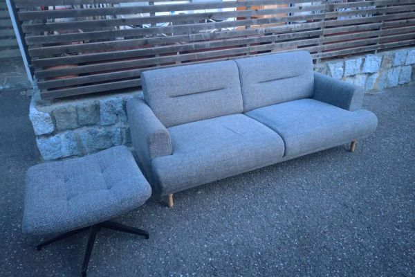 neuwertige Couch und Hocker