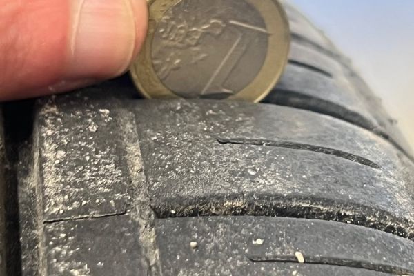 Sommerreifen + Leichtmetallfelgen für 3er BMW zu verkaufen