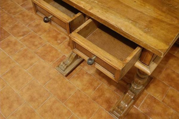 Tisch mit Schubladen