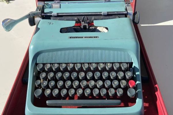 Schreibmaschine Olivetti Studio 44