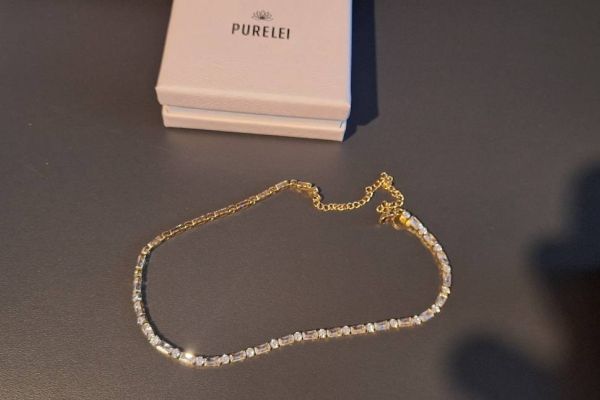 Verkaufe vergoldete Halskette mit Zirkonen, neu nie getragen