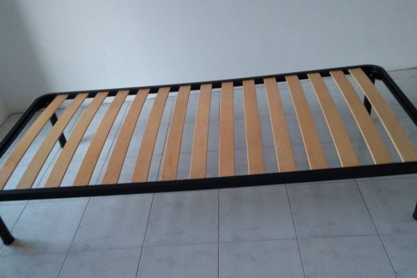 Lattenrost aus Buchenholz - Metall schwarzer Lack