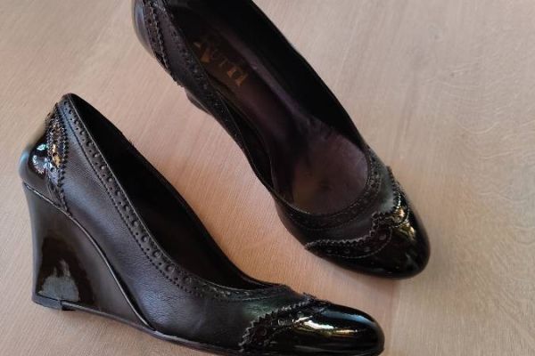 Damenschuh schwarz mit durchgehenden Absatz gr.38