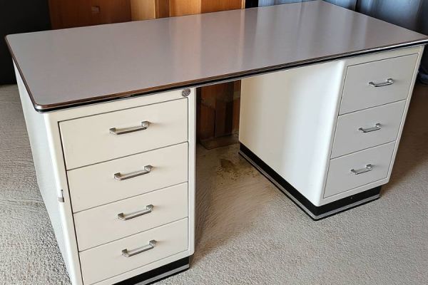 Vintage-Schreibtisch aus Metall