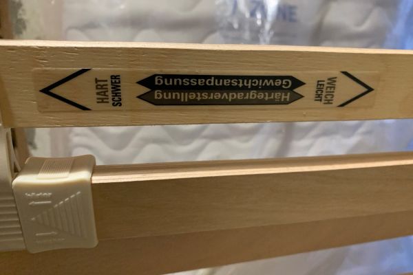 Matratze mit dazugehörigem Lattenrost