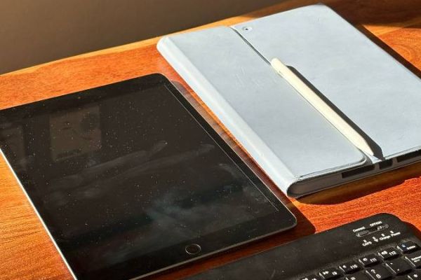 Apple Ipad (9th Generation) inkl. Bluetooth Tastatur, Hülle und Stift