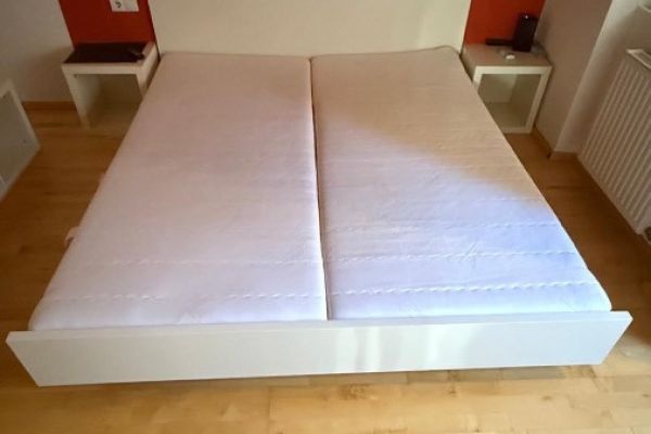 Ikea Bett Malm mit Madratzen und Nachtkästchen