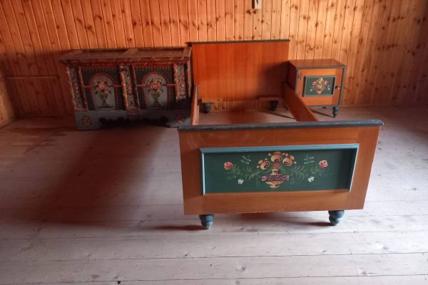 Bett/ Nachttisch/ Truhe