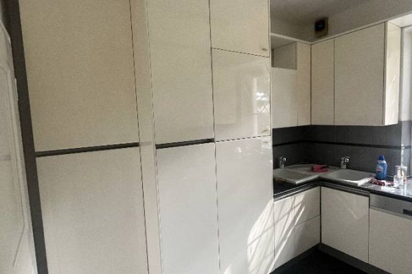 Komplette Küche mit allen Geräten