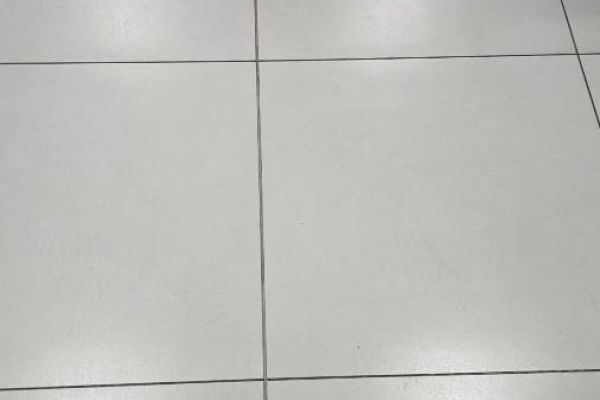 Helle Bodenfliesen 60×60 cm – neu – ca. 100 m² – günstig abzugeben