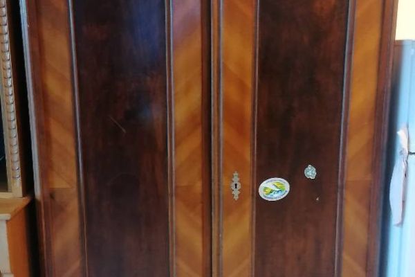 Alter Schrank massiv