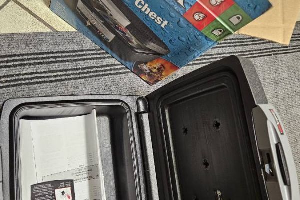 Wasserdichte und feuerfeste Box