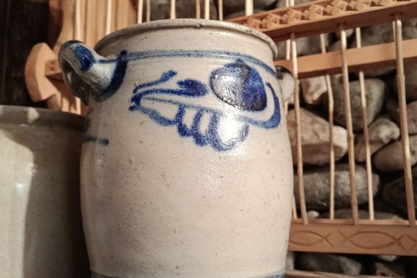 Tontopf mit blauem Dekor