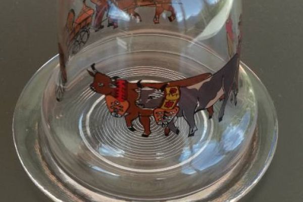 Glas Käseglocke mit Bauernmotiv