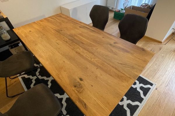 Esstisch + 4 Stühle abzugeben