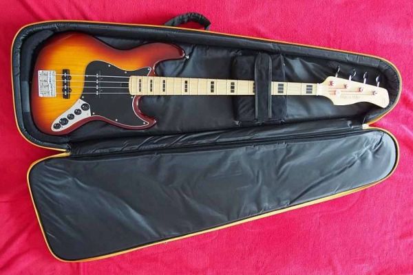 Sire Marcus Miller V7 Vintage + Markbass Gigbag