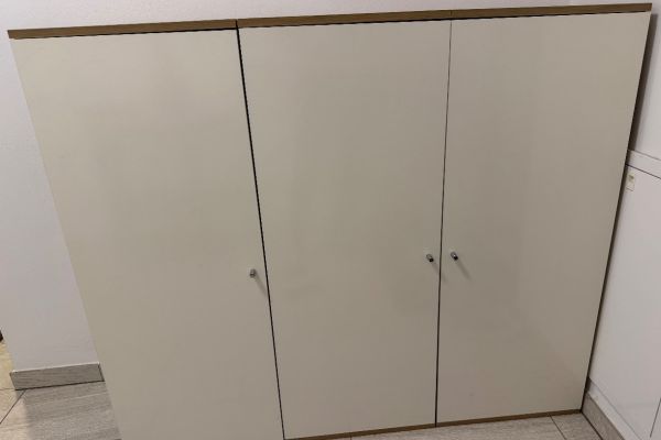 Verkaufe verschiedene Lampen und Möbel aufgrund von Umzug