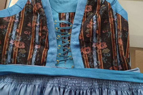 Meraner Bürgertracht mit blauen Bändern,2 Schürzen,Bluse u.Jacke