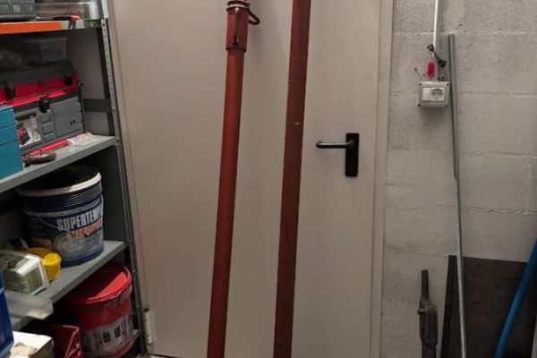 Zwei Schraubstützen