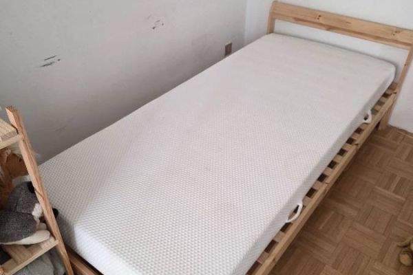 Einzelbett aus Massivholz