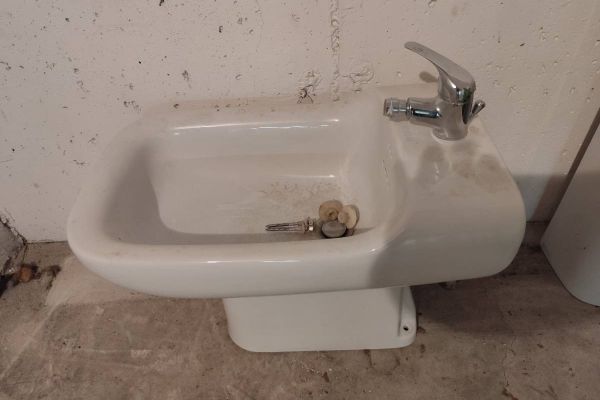 Bidet mit Armaturen
