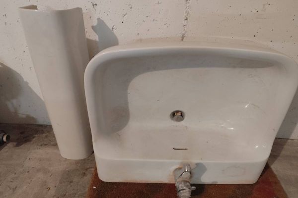 Waschbecken mit Fuß