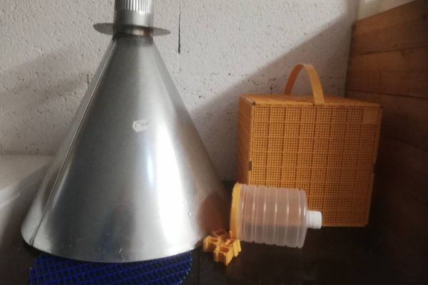 Schwarmkasten+Trichter, Apidea, Dispenser, Rauchfass... abzugeben