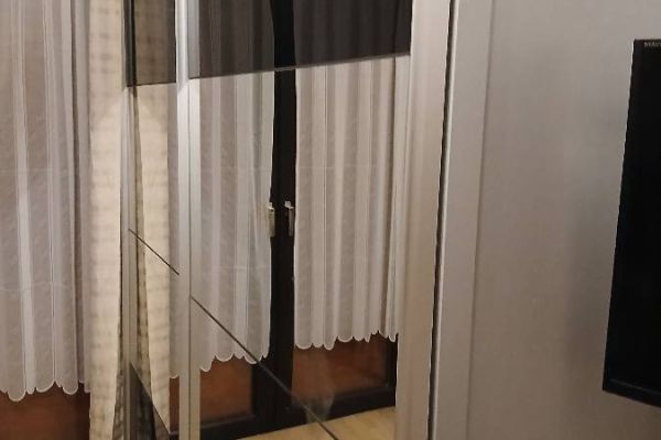 Schrank mit Schiebetüren