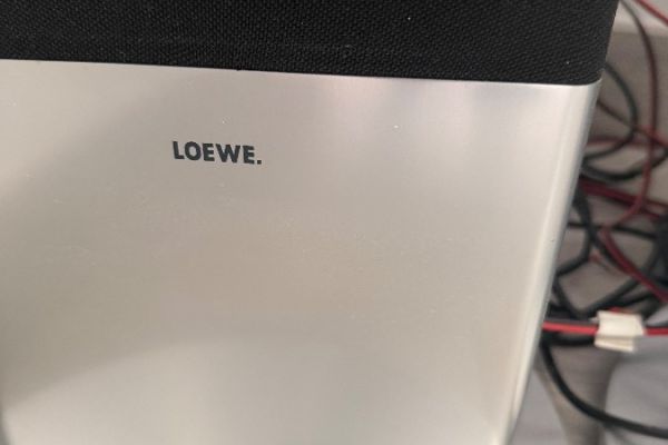 Löwe Subwoofer und Boxen