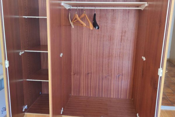 Kleiderschrank zu verschenken