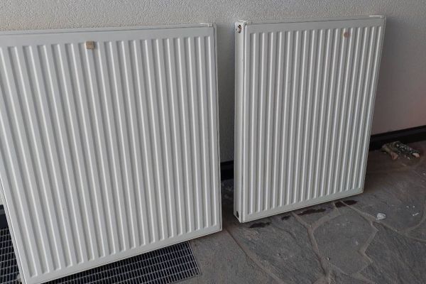 2 Neuwertige Heizkörper gegen freiwillige Spende abzugeben
